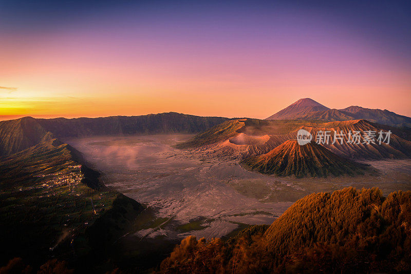 在印度尼西亚东爪哇的Bromo Tengger塞墨鲁国家公园，Bromo火山(Gunung Bromo)日出与彩色的天空背景。
